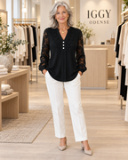 Livia – Bluse med blonder og V-hals