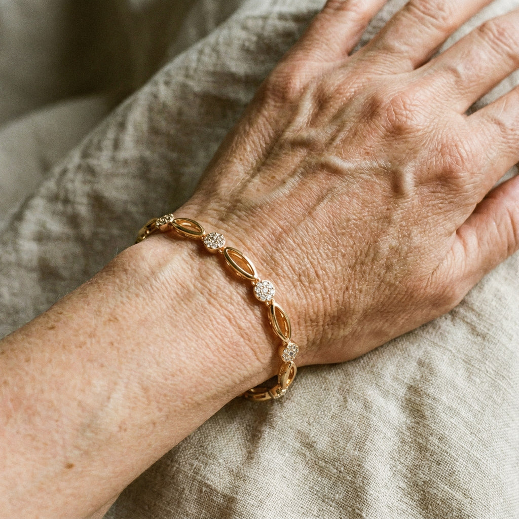 Elegant guldbelagt armbånd