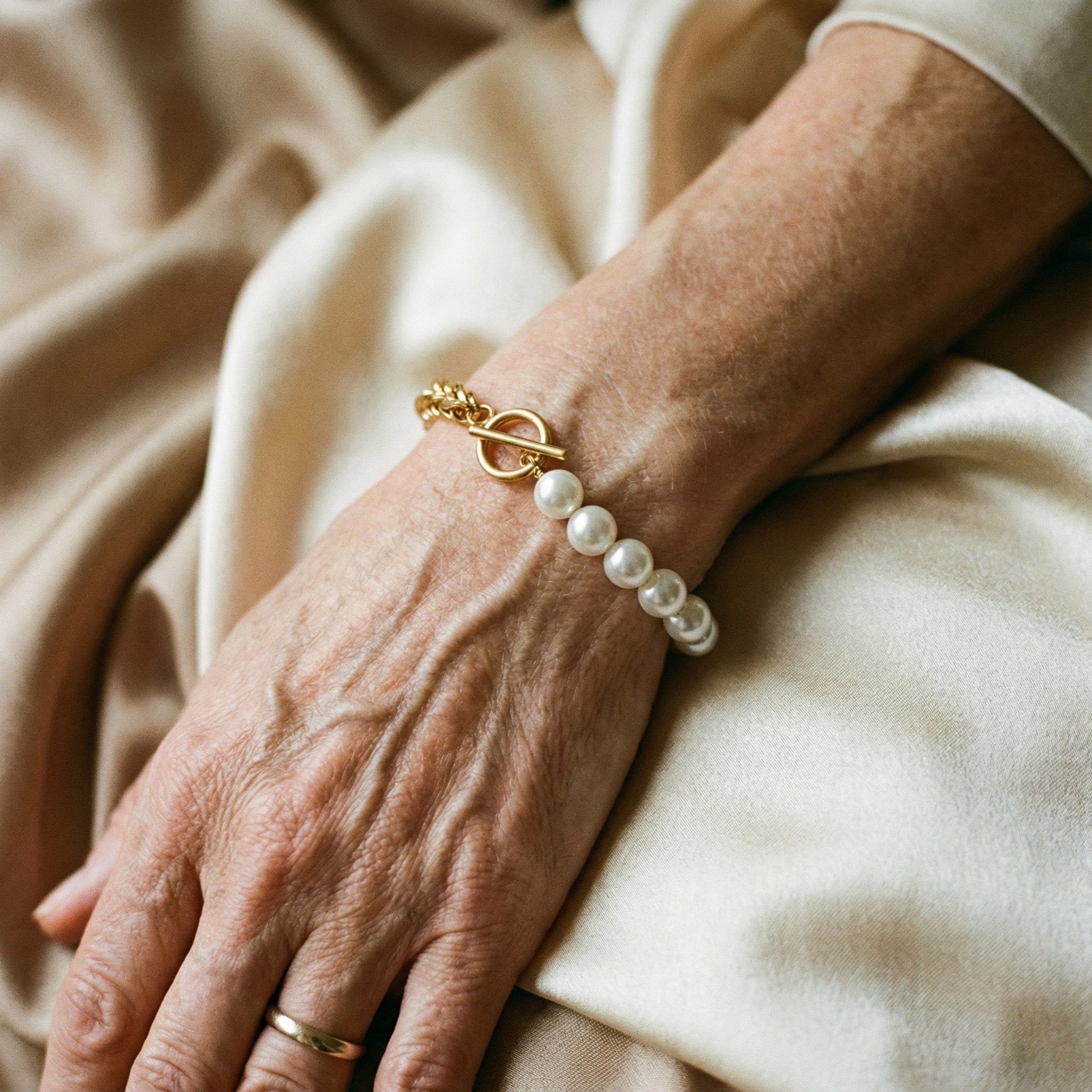 Elegant armbånd i guld med perler
