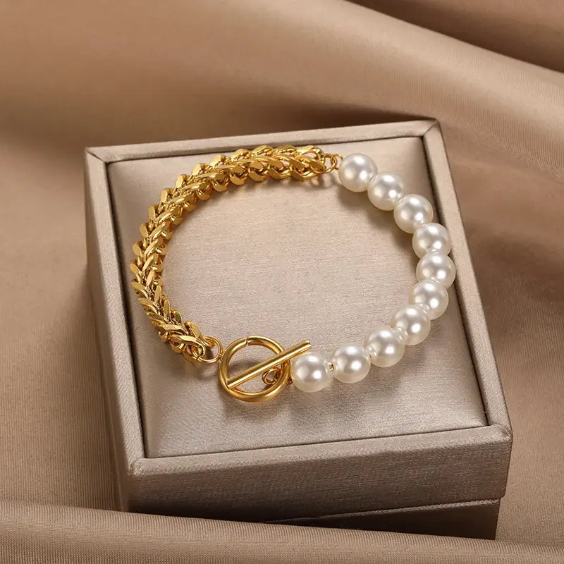 Elegant armbånd i guld med perler